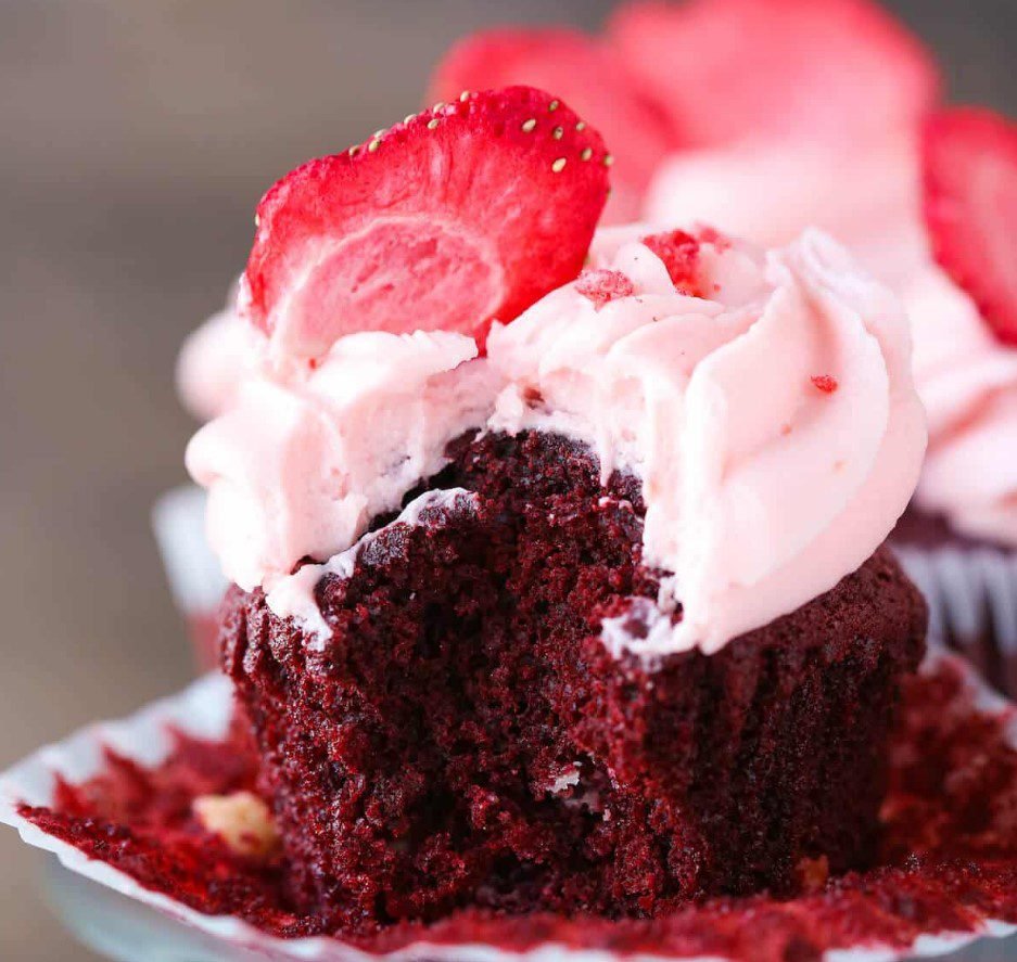 How to Make Strawberry Cheesecake Red Velvet Cupcakes
