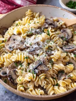 Creamy Garlic Mushroom Pasta: 20-Minute Vegetarian Delight