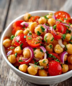 Spanish Chickpea and Tomato Salad: A Refreshing Lunch Recipe!