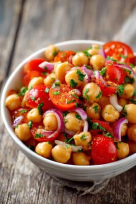 Spanish Chickpea and Tomato Salad: A Refreshing Lunch Recipe!