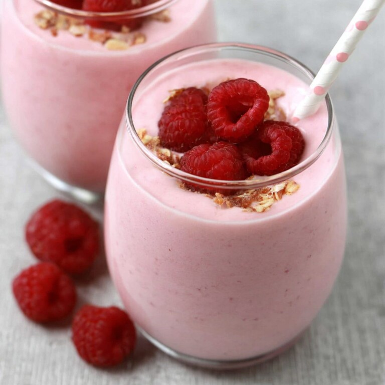 Raspberry Yogurt Smoothie: A Creamy Breakfast Delight!