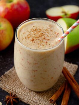 Spiced Apple Cider Smoothie: Cozy Fall Drink Delight!